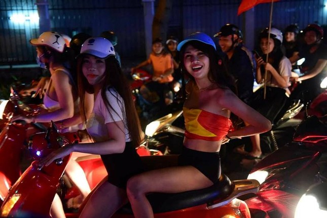 Người dân cả nước xuống đường mừng chiến thắng của U23 Việt Nam ảnh 18