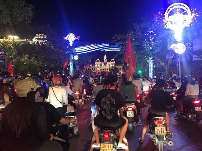 Người dân cả nước xuống đường mừng chiến thắng của U23 Việt Nam ảnh 19