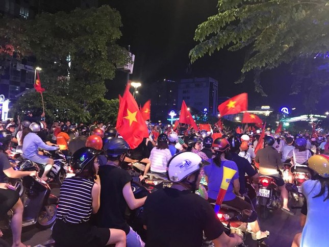 Người dân cả nước xuống đường mừng chiến thắng của U23 Việt Nam ảnh 20