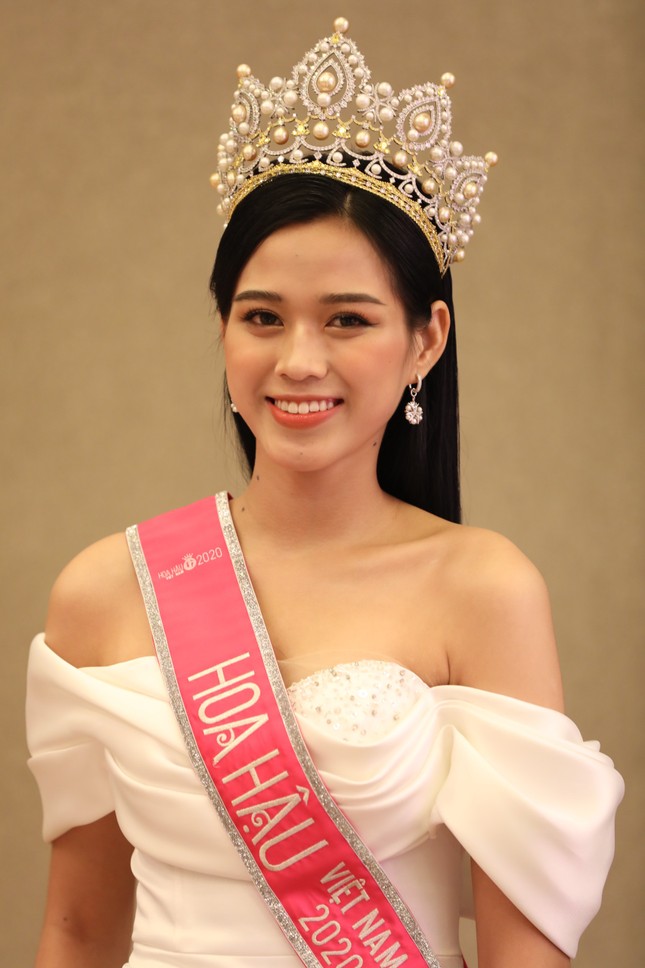 Top 3 Hoa hậu Việt Nam 2020 rạng rỡ gặp gỡ báo giới sau đêm đăng quang ảnh 2