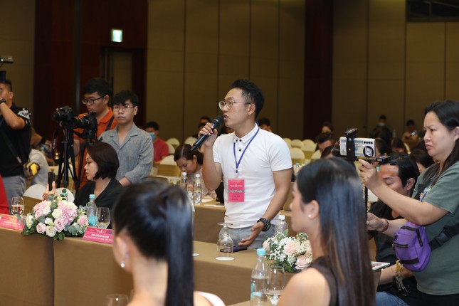 Top 3 Hoa hậu Việt Nam 2020 rạng rỡ gặp gỡ báo giới sau đêm đăng quang ảnh 22