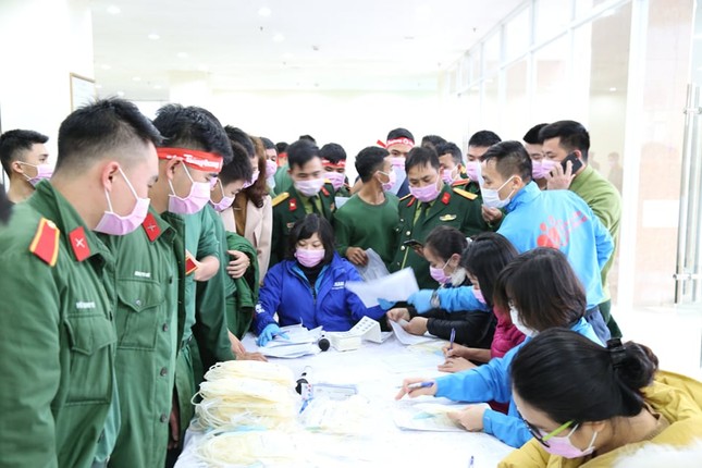 Giọt máu ấm giữa ngày đông lạnh ảnh 8