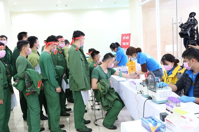Giọt máu ấm giữa ngày đông lạnh ảnh 9