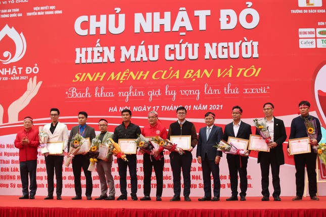 Giọt máu ấm giữa ngày đông lạnh ảnh 95