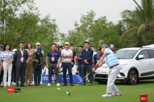 Golfer Phạm Minh Phong độc chiếm ngôi đầu ảnh 40