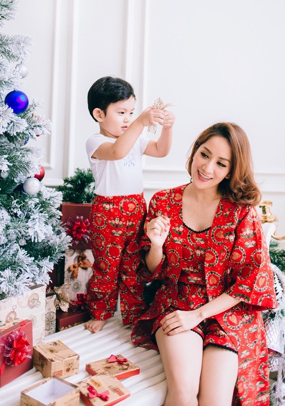 Không khí chuẩn bị Giáng sinh đầy ắp tiếng cười ở nhà Khánh Thi - Phan Hiển ảnh 2