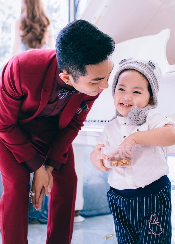 Không khí chuẩn bị Giáng sinh đầy ắp tiếng cười ở nhà Khánh Thi - Phan Hiển ảnh 4