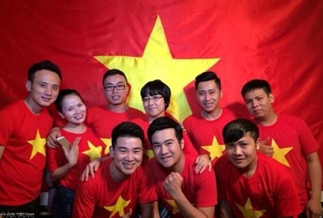 Showbiz 26/1: Ngọc Trinh 'thả thính' các 'người hùng' của U23 Việt Nam ảnh 5