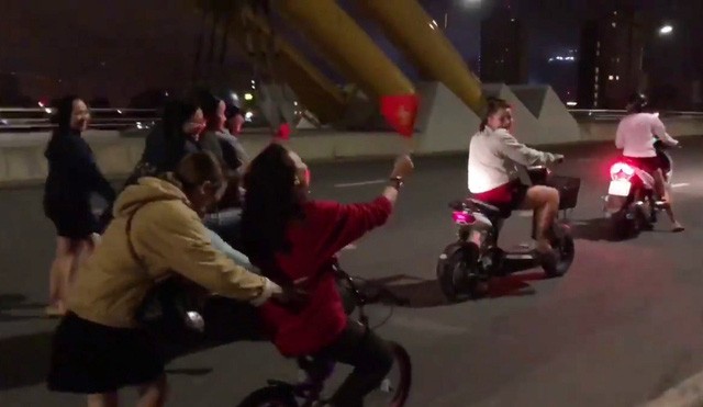 Giữ lời hứa, Mỹ Tâm cưỡi 'siêu xe' lên cầu Rồng chúc mừng U23 VN ảnh 2