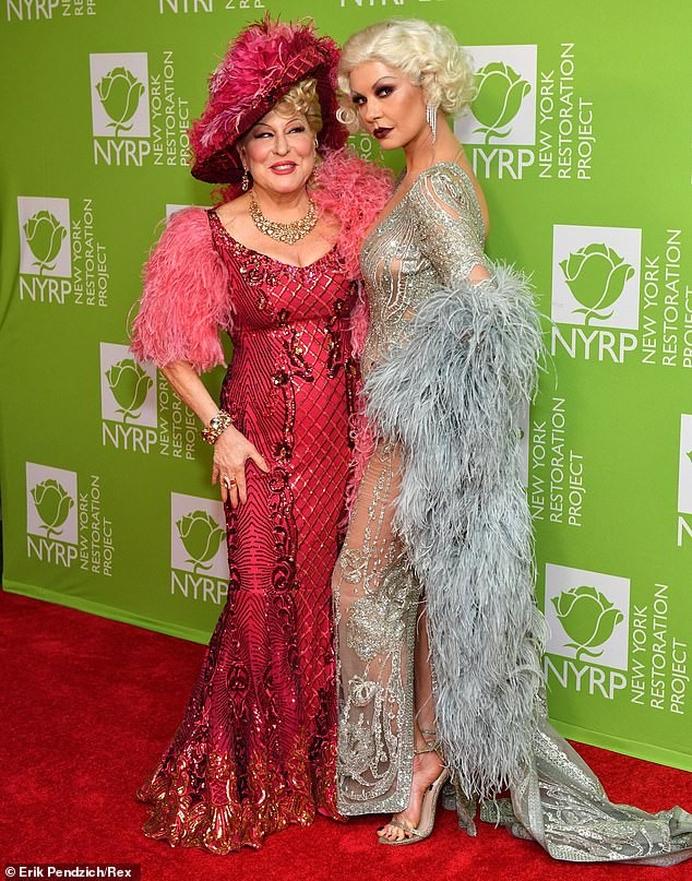 Catherine Zeta-Jones mặc như không đi sự kiện gây ngỡ ngàng ảnh 7