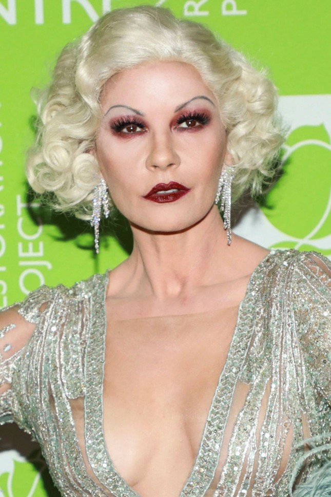 Catherine Zeta-Jones mặc như không đi sự kiện gây ngỡ ngàng ảnh 10