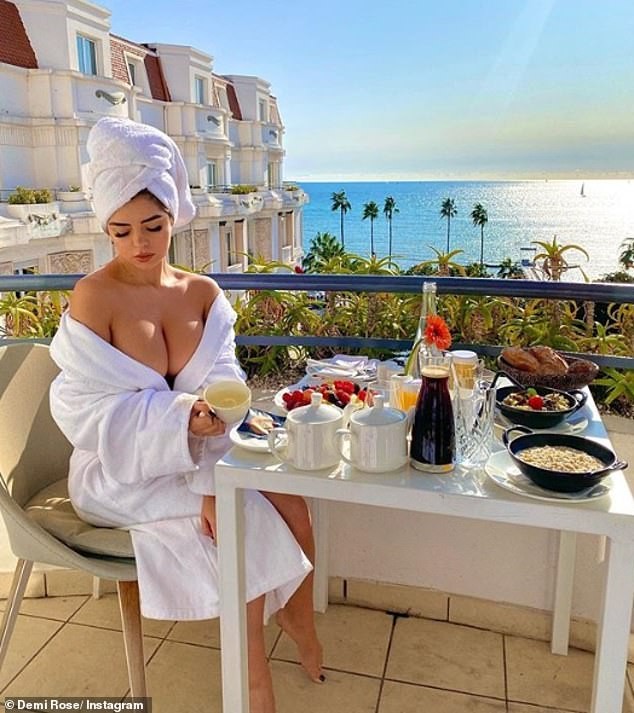 'Nữ hoàng nội y' Demi Rose mặc như không, khoe trọn vòng 1 trước ống kính ảnh 9