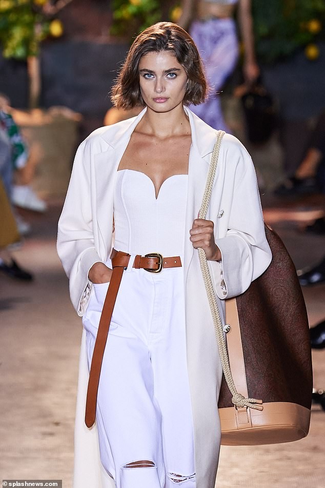 Siêu mẫu ngoại cỡ Ashley Graham mặc váy tôn ngực đầy sải bước catwalk ảnh 5