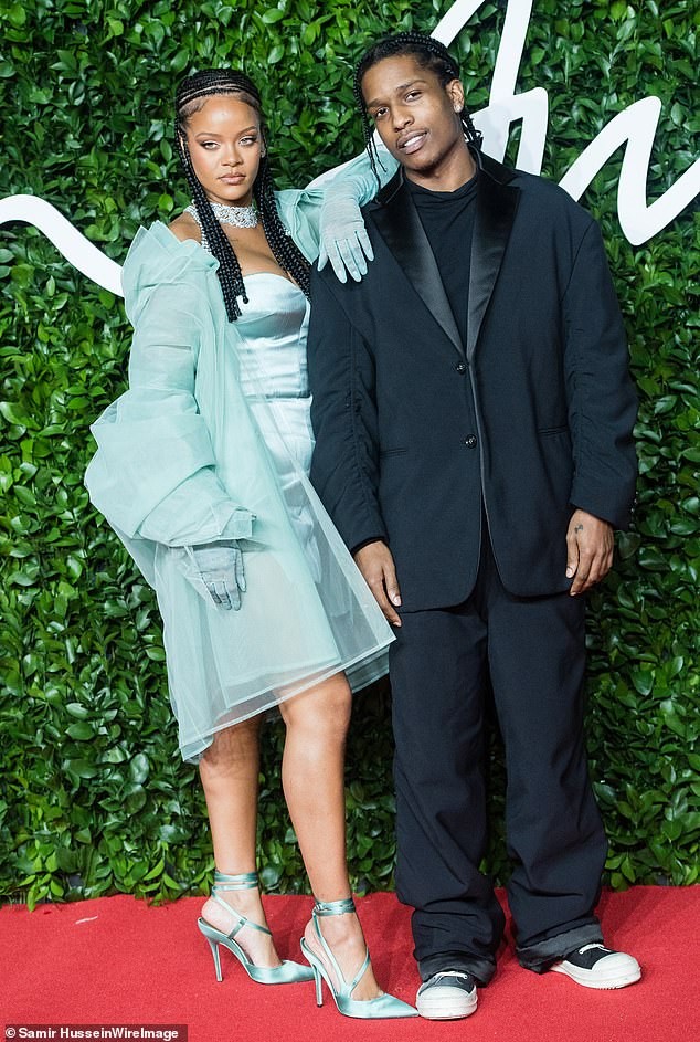 Rihanna diện nội y xuyên thấu 'nảy lửa' ảnh 3