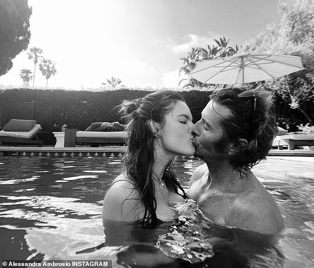 Siêu mẫu Alessandra Ambrosio mặc bra khoe eo săn chắc, tay trong tay trai lạ ảnh 10