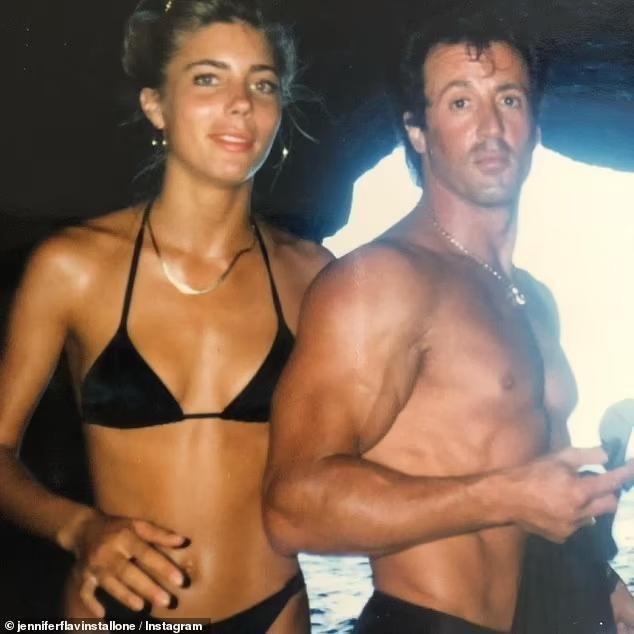 'Huyền thoại Rambo' Sylvester Stallone 76 tuổi hạnh phúc bên vợ người mẫu kém 22 tuổi ảnh 6