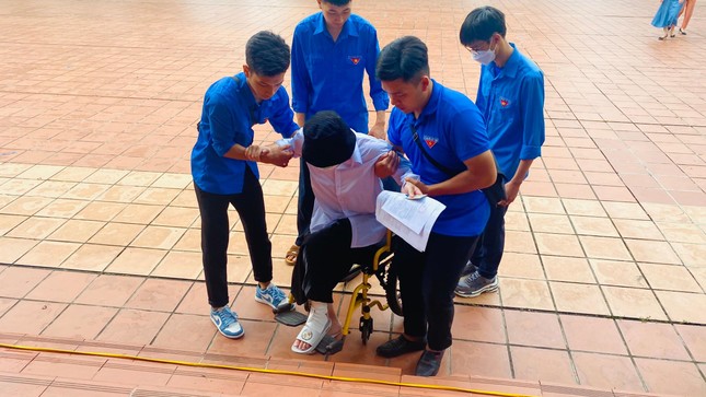 Xúc động hình ảnh tình nguyện viên bê xe lăn giúp thí sinh kịp giờ thi ảnh 1