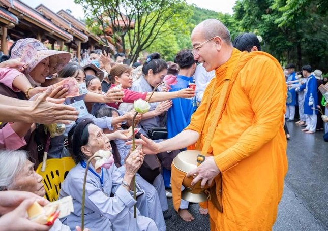 Quảng Ninh yêu cầu chùa Ba Vàng gỡ bỏ clip cúng dường nhận tiền phản cảm ảnh 2