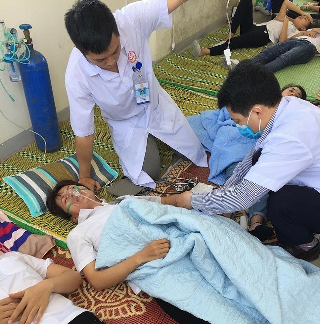 Hàng chục công nhân ngất xỉu, nghi hít phải khí lạ ảnh 4