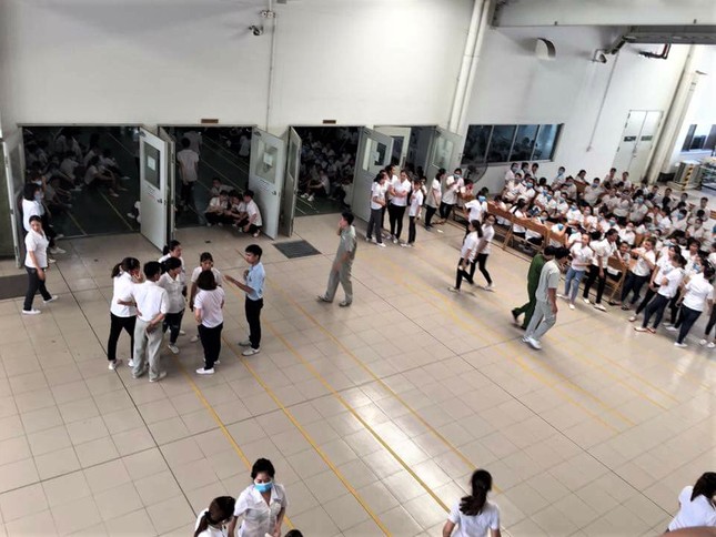 Hàng chục công nhân ngất xỉu, nghi hít phải khí lạ ảnh 5