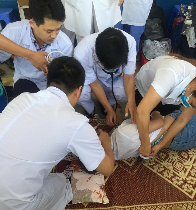 Hàng chục công nhân ngất xỉu, nghi hít phải khí lạ ảnh 6