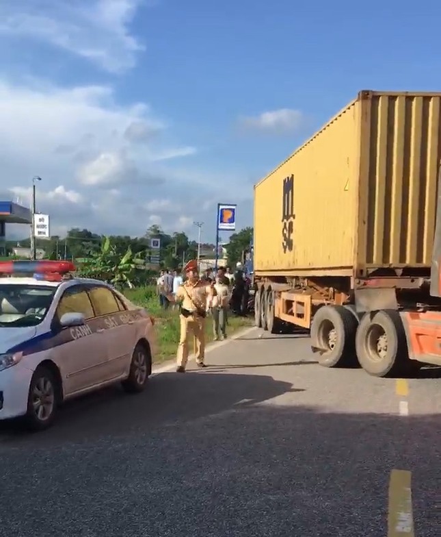 CSGT huy động xe container chắn đường để truy bắt ma túy ảnh 1