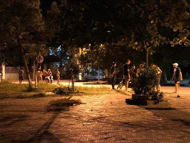 Người phụ nữ bị hàng xóm chém gần đứt lìa 2 cánh tay ảnh 1