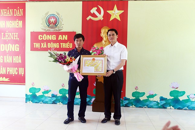 Khen thưởng tài xế lao xe bán tải vào tên cướp tiệm vàng ảnh 1