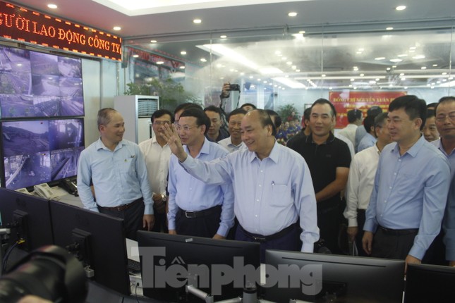 Thủ tướng Nguyễn Xuân Phúc tặng quà công nhân mỏ than Hà Lầm ảnh 2