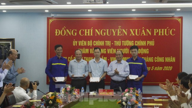 Thủ tướng Nguyễn Xuân Phúc tặng quà công nhân mỏ than Hà Lầm ảnh 3