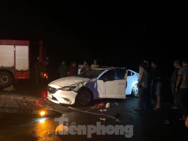 Hy hữu, xe ô tô lao xuống vịnh Hạ Long trong đêm ảnh 2