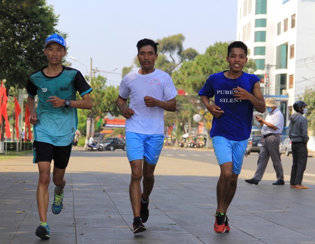 VĐV Gia Lai 'luyện công' trước ngày tranh tài tại Tiền Phong Marathon ảnh 5