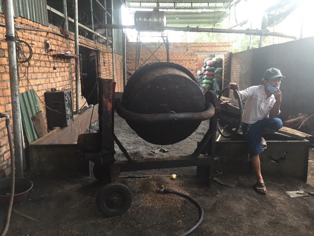 Khởi tố vụ nhuộm phế phẩm cà phê bằng pin con Ó, tạm giữ 6 người ảnh 6