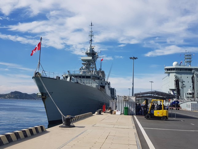 Tàu hải quân Canada cập Cảng quốc tế Cam Ranh ảnh 4