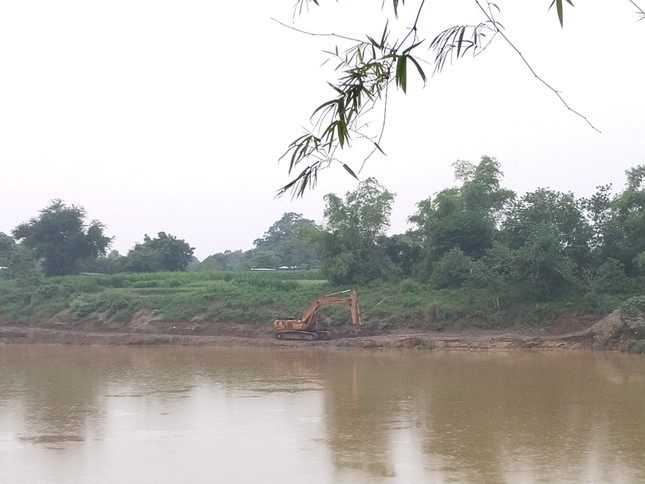 Bất chấp lệnh cấm, ngang nhiên múc cát sỏi giữa sông Dinh ảnh 3