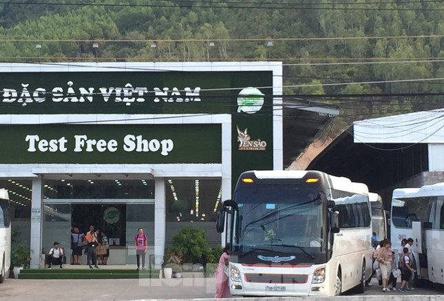 Cận cảnh chuỗi cửa hàng ở Nha Trang xây trái phép chuyên đón khách Trung Quốc ảnh 1