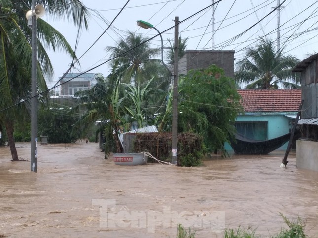 Nhiều nơi ở Khánh Hoà ngập lụt sau bão số 12 ảnh 4