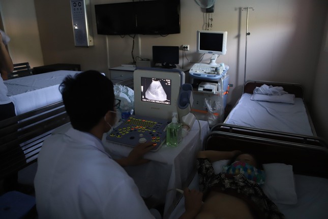 Tàu bệnh viện Khánh Hoà khám chữa bệnh miễn phí cho người dân Phú Yên ảnh 1