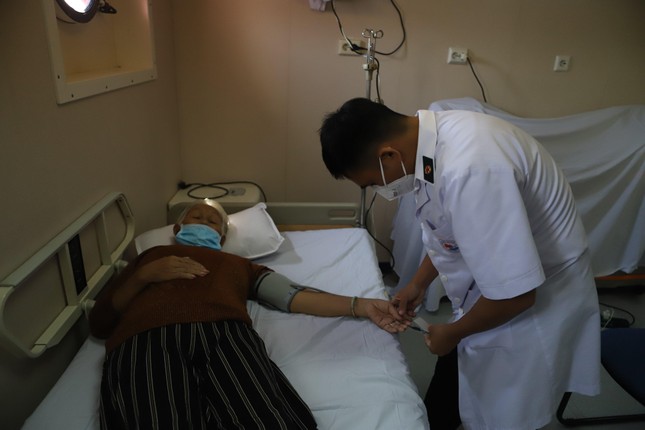 Tàu bệnh viện Khánh Hoà khám chữa bệnh miễn phí cho người dân Phú Yên ảnh 2
