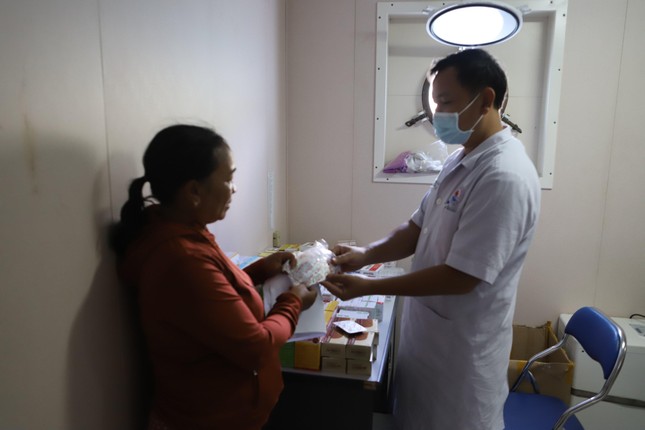 Tàu bệnh viện Khánh Hoà khám chữa bệnh miễn phí cho người dân Phú Yên ảnh 4