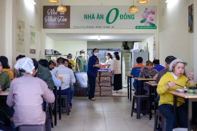Ấm áp nhà ăn chay 0 đồng phục vụ hàng trăm suất cho mọi người ở Hà Nội ảnh 1