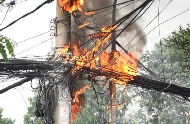 Trụ điện cháy dữ dội nghi do rắn làm chập ảnh 1