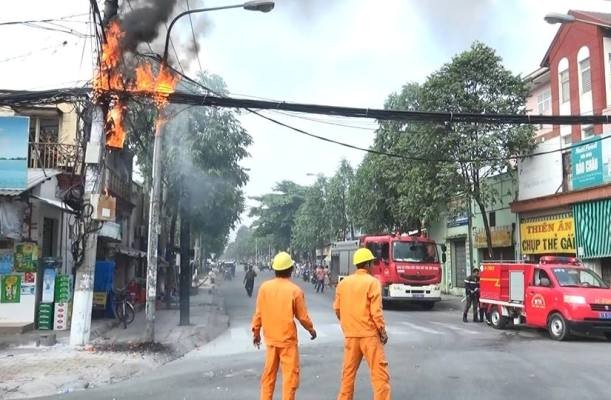 Trụ điện cháy dữ dội nghi do rắn làm chập ảnh 2