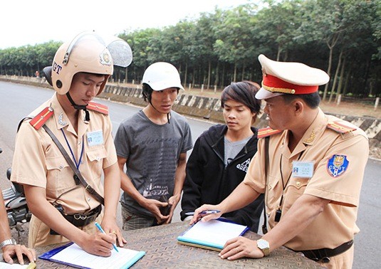 Công khai danh tính cán bộ can thiệp vi phạm an toàn giao thông ảnh 1