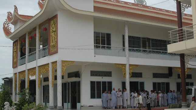 Về ngôi chùa nơi quy y cho bò ảnh 1