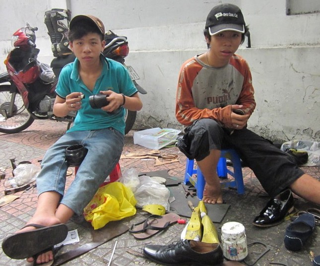 Thợ lề đường sửa giày cho “sao” ảnh 1