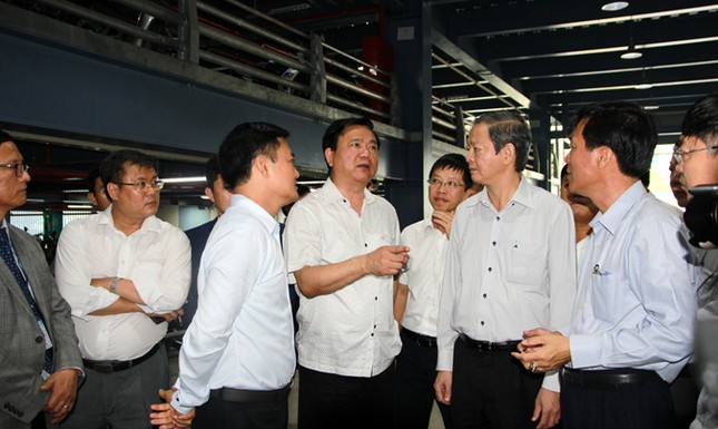 Tân Sơn Nhất: Một người đi 10 người tiễn, không kẹt mới lạ ảnh 1
