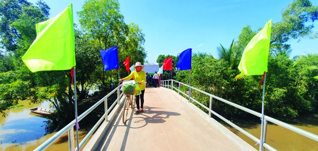 Người dân Long An sung sướng khi có cầu giao thông nông thôn ảnh 2