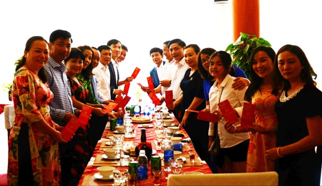Đắk Lắk: Lãnh đạo tỉnh chào mừng du khách, chúc tết ngày đầu năm mới ảnh 9
