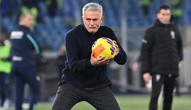 Roma thắng trận, Mourinho khiến tất cả bật cười với câu đùa ảnh 1